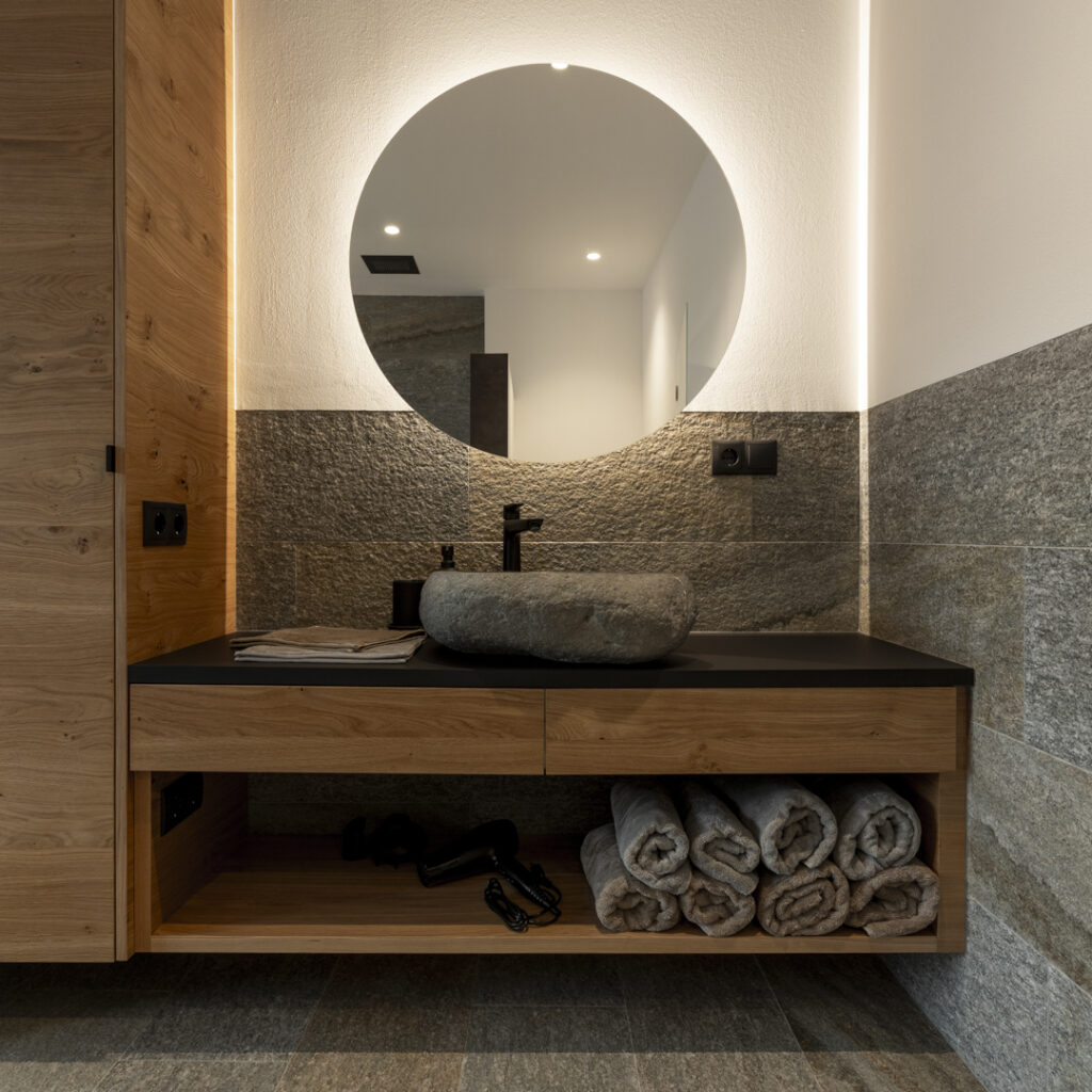 Waschbecken und Schränke